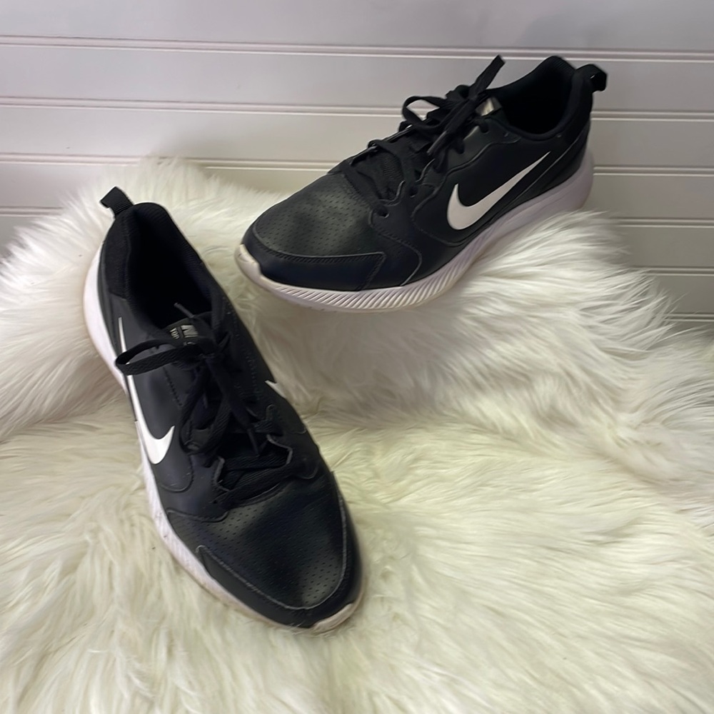 Nike Todos Black & White Sneakers